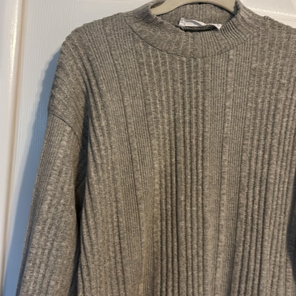 All in favor long sleeve mock neck grey sweater in size small NWOT - Picture 3 of 8
